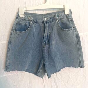 Women’s light blue jean shorts 👖✨